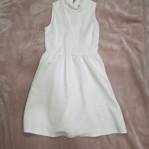 Elegant White Sleeveless Dress